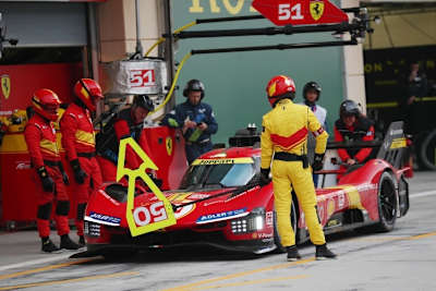 Der Ferrari 499P beim Boxenstopp