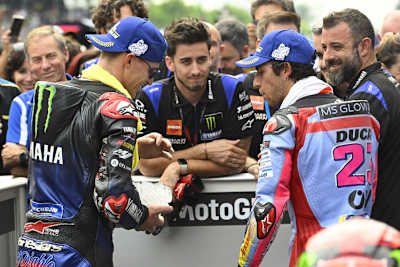 Fabio Quartararo zeigt Enea Bastianini seinen angeschlagenen Finger