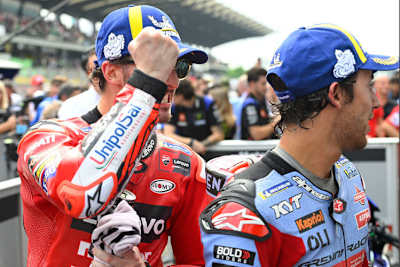 Kleiner Scherz nach dem Fight auf der Strecke: Bagnaia und Bastianini im Parc Fermé