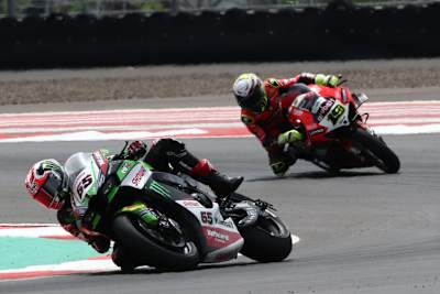 Rea lag im ersten Lauf acht Runden vor Bautista (Ducati), dann musste er ihn ziehen lassen