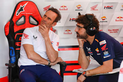 Alberto Puig mit Márquez-Crew-Chief Santi Hernandez