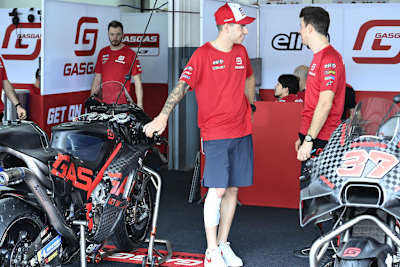 Augusto Fernández nach seinem Rennradunfall in Sepang