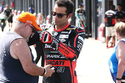 Danilo Petrucci schrieb in Australien fleißig Autogramme