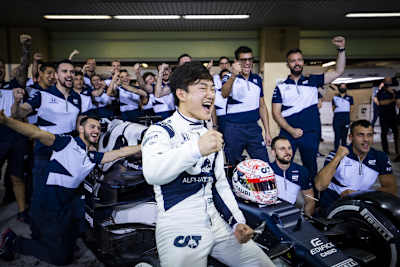 Yuki Tsunoda und die AlphaTauri-Mannschaft in Abu Dhabi 2021