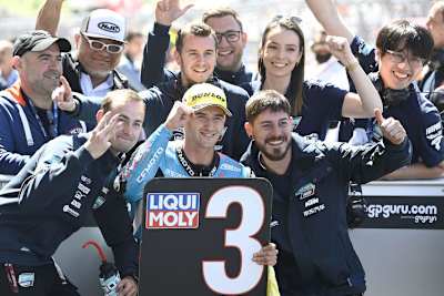 Das CFMOTO PrüstelGP Team bejubelt den dritten Platz von Xavi Artigas