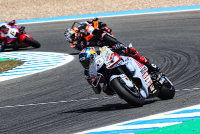 Alex Márquez verfolgt von KTM-Testfahrer Dani Pedrosa