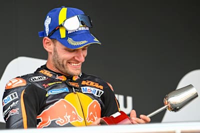 Brad Binder: Nach der Medaille holte er sich in Jerez auch einen Pokal ab