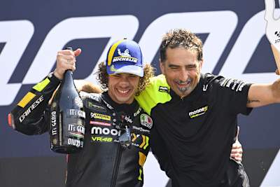 Marco Bezzecchi mit Crew-Chief Matteo Flamigni 