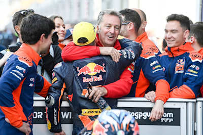 Hervé Poncharal umarmt Dani Holgado nach dem Sieg