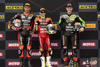 Auf dem Podium ist Alvaro Bautista immer der kleinste Fahrer