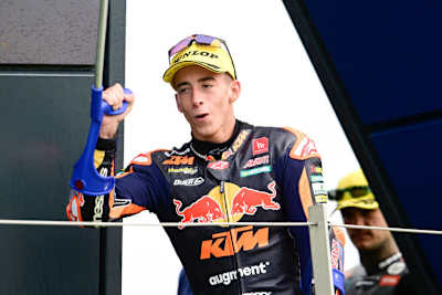 Pedro Acosta jubelte auf dem Podium mit Krücken