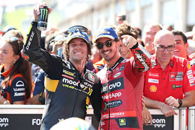 Sieger Pecco Bagnaia und Marco Bezzecchi (3.) feiern ihren Spielberg-Erfolg