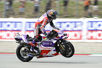 Jorge Martin feiert in Montmeló Platz 3 mit einem Wheelie