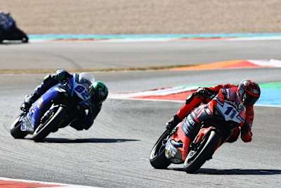 Stefano Manzi (li) hat gegen Ducati-Ass Nicolo Bulega selten die Oberhand