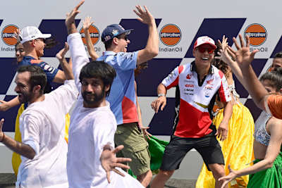 Zumindest bei der Show-Einlage mit lokalen Tänzern hatte Taka Nakgami (rechts neben Alex Márquez) in Indien schon Spaß