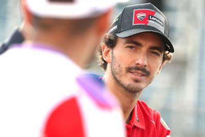 Pecco Bagnaia wirft seinem ersten Verfolger Jorge Martin einen prüfenden Blick zu