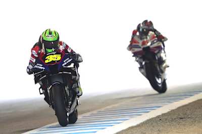 Yamaha-Testfahrer Cal Crutchlow vor der Ducati GP23 von Johann Zarco