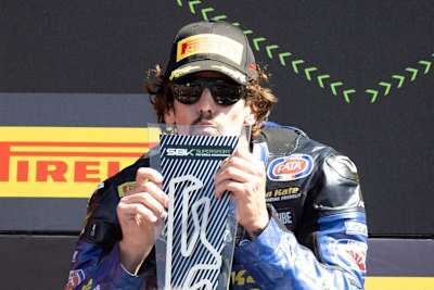 Stefano Manzi küsst seinen Sieger-Pokal