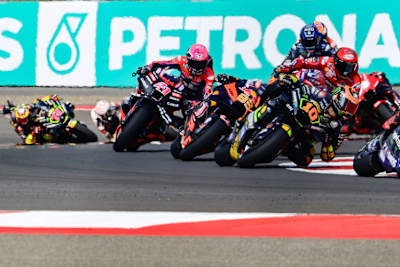 Luca Marini kurz nach dem Start vor Brad Binder, Aleix Espargaró, Bagnaia und Co.