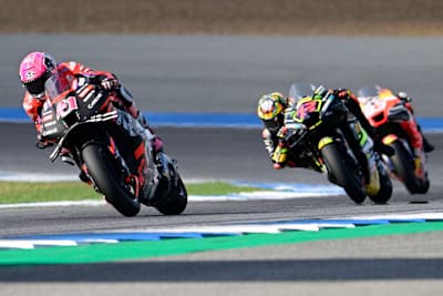 Aleix Espargaró im Rennen vor Marco Bezzecchi und Marc Márquez