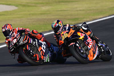 Maverick Viñales im Kampf gegen Brad Binder (KTM)