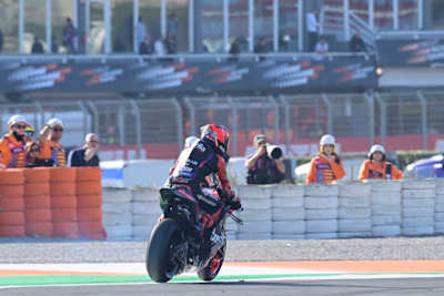 Maverick Viñales fuhr nach dem Flaggensignal zwar langsam weiter, verließ die Strecke aber nicht