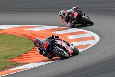 Marc Márquez vor seinem Ducati-Markenkollegen Fabio Di Giannantonio