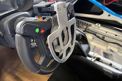 Das Lenkrad mit Gasring