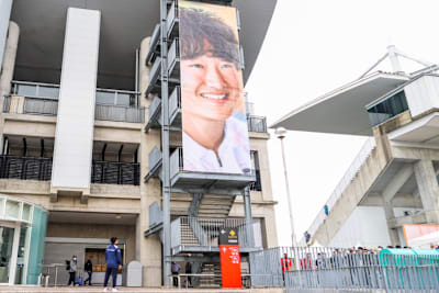 Yuki Tsunoda staunt über sein Bild an einer Tribüne