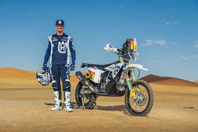 Skyler Howes neben seiner Husqvarna 450 RALLY FACTORY
