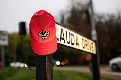 Die neue Niki Lauda-Strasse beim Rennwagenwerk von Mercedes-Benz