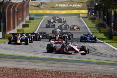 Start zum Sprint in Brasilien, Kevin Magnussen vorne