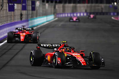 Carlos Sainz vor Charles Leclerc