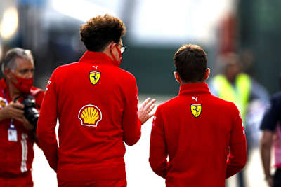 Ferrari-Teamchef Mattia Binotto und Charles Leclerc