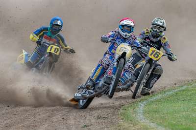 Eenrum: Jannick de Jong vor seinen Landsleuten Mika Meijer (16) und William Kruit