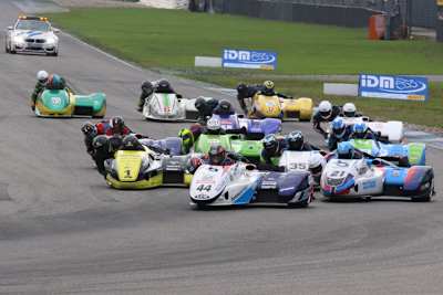 Start zum Rennen 2 der Sidecars mit Schlosser/Fries (1) und Päivärinta/de Haas (44)