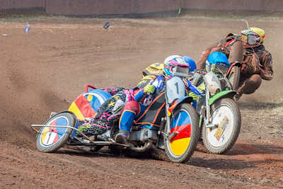 Enge Kiste: Nicole Standke/Desiree Holstein vor Patrick Hermanns/Sonja Dreyer und Fabian Müller/Peter Maurer