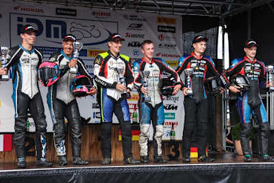 Podest in Schleiz: Sattler/Schmidt (Mitte), Peugeot/Peugeot (l.) und Göttlich/Krieg