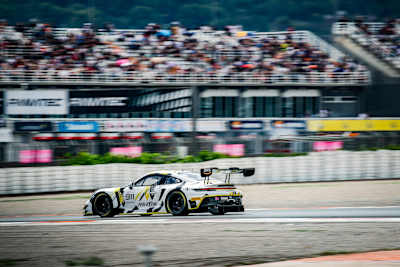 Mit seinem ersten Saisonsieg fährt Alex Malykhin zum Titel im Bronze Cup