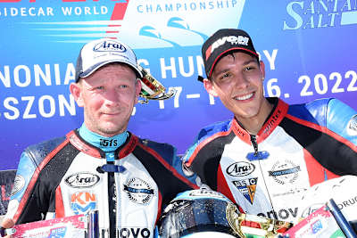 Die Freude ist Kevin Kölsch (rechts neben Bennie Streuer) deutlich anzusehen