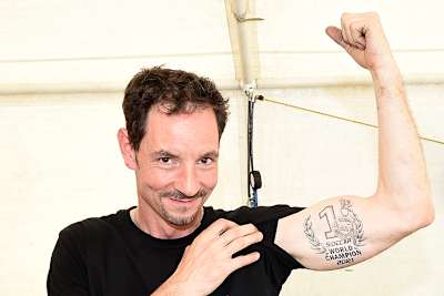 Markus Schlosser mit seinem Weltmeister-Tattoo lässt die Muskeln spielen