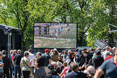 Wer sich lieber im Fanpark vergnügen wollte, konnte die Rennen auf Bildschirmen verfolgen