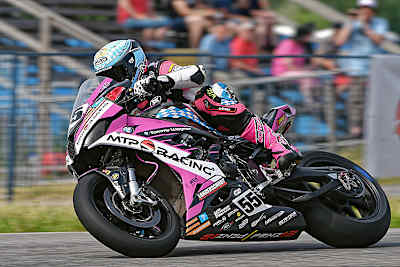 Der Deutsche David Datzer führt nach vier Rennen die IRRC Superbike an