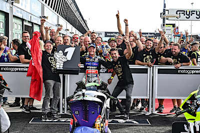 Im dritten Anlauf kann Domi Aegerter endlich über den Gesamtsieg in der MotoE jubeln