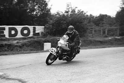 Johann Weingartmann (im Bild) und Helmut Volzwinkler gewannen 1954 auf ihrer Puch 250 SGS den Bol d'Or
