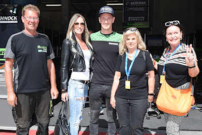 Nico Thöni (Mitte) mit Vater, Mutter und seinen beiden Großmüttern