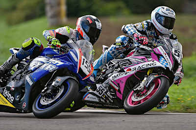 David Datzer (55) und Vincent Lonbois im Kampf um den Titel in der IRRC Superbike