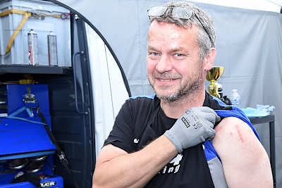 Der fünffache Weltmeister Pekka Päivärinta zeigt die Narben seiner Schulter-OP