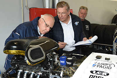 FIM-Techniker Bernd Schenkhut (Mitte) bei der technischen Abnahme