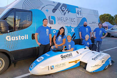 Das Gustoil Seitenwagen Racing Team mit der jungen Ema Salmon im Boot